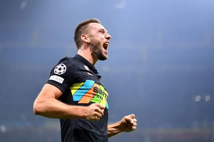 Enggan Digaji Lebih Rendah, Stefan de Vrij Bakal Tinggalkan Inter Milan