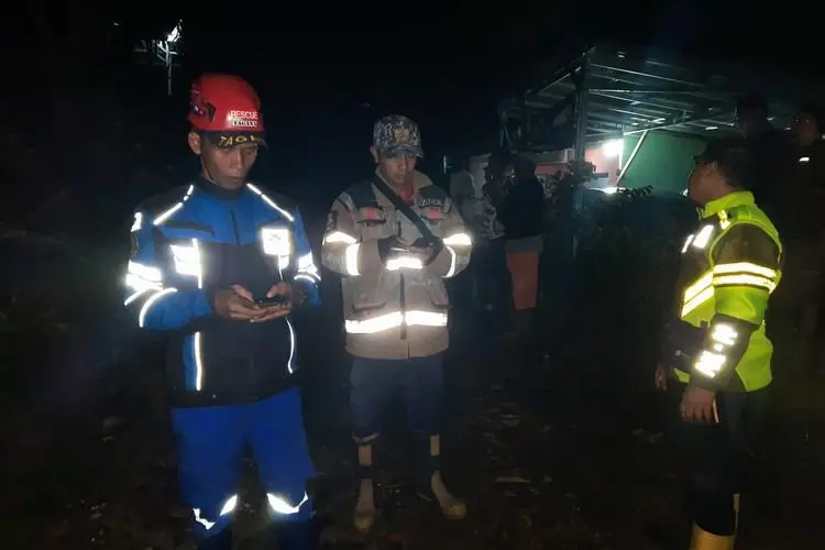 Diguyur Hujan Deras, TPT Setinggi Lima Meter Ambruk dan Menutupi Akses Jalan