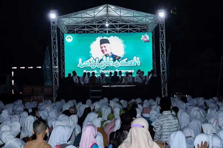 Rangkul Anak Yatim dan Pesantren, Ribuan Santri Banten Doakan Ganjar Presiden