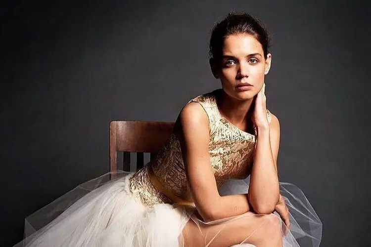 Katie Holmes Buat Fans Terkejut Karena Gaya Pakaian di Postingan Twitter Miliknya