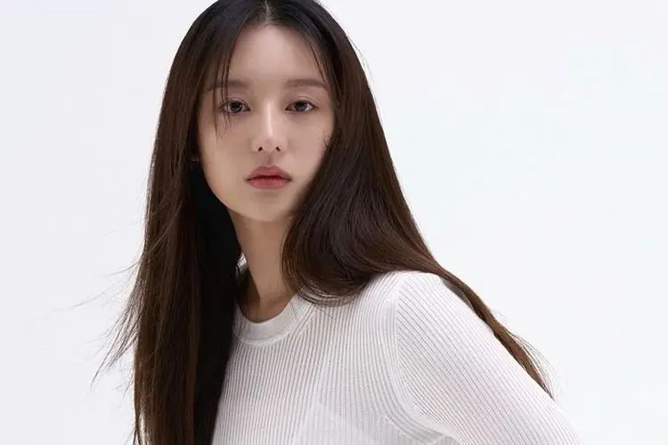 Kim Ji Won Resmi Meninggalkan Agensi SALT Entertainment Setelah 2 Tahun Bersama