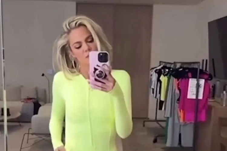 Promosi Bodysuit Brand Pribadi Miliknya, Khloe Kardashian Tampil Bergaya di Instagram Story