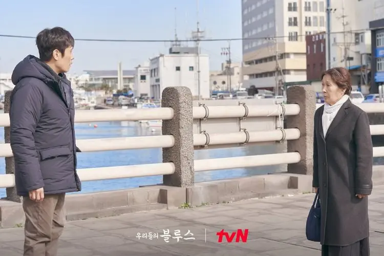 Spoiler Our Blues Episode 19: Kebersamaan yang Telah lama Hilang, Lee Dong Suk Tak Akan Maafkan Kang Ok Dong?