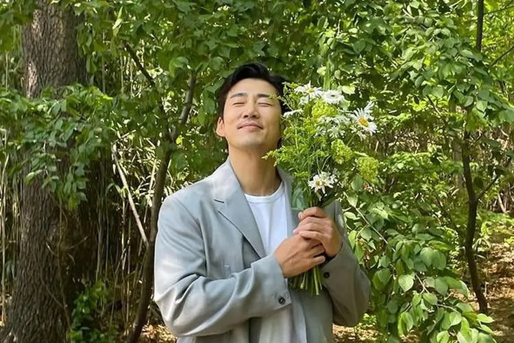 Bintang 'Kiss Sixth Sense' Yoon Kye Sang Gelar Resepsi Pernikahan dengan Istrinya