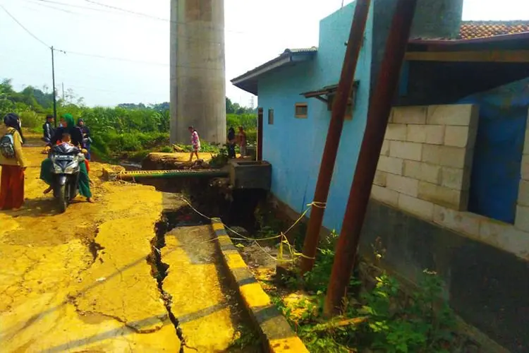 Kereta Cepat Jakarta Bandung, Warga Desa Cilame KBB Kerap Diterjang Banjir Lantaran Drainase Terhalang Tiang