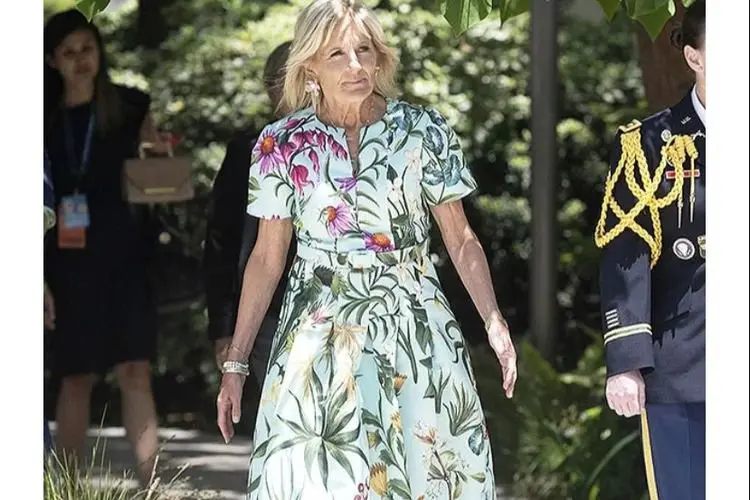 Istri Joe Biden, Jill Biden Jalan-jalan Bersama Cucu di California, Ini Gaya Fashion Memukaunya!