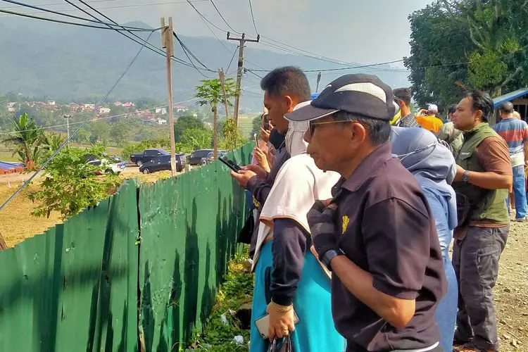 Penasaran, Warga Padati Lokasi Pemakaman Eril