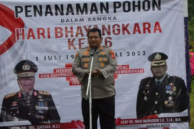 Usai Punguti Sampah, Polres Bogor pun Tanam Pohon di Hulu Sungai Ciliwung