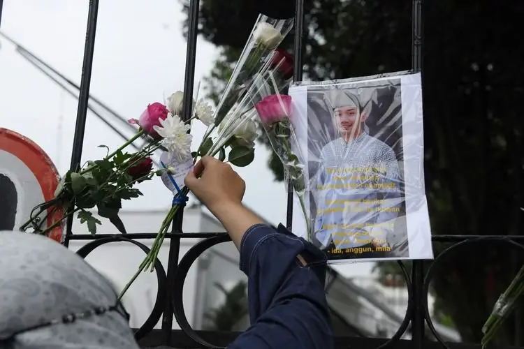 Warga Rela Naik Angkot untuk Melihat Jenazah Eril, Sambil Terus Alirkan Doa