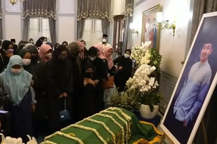 Pilu! Nabila Ishma 'Ambruk' di Depan Peti Jenazah Eril