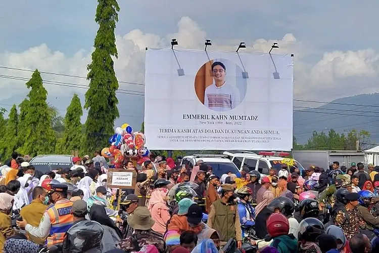 Ribuan Warga Menyemut di Sepanjang Jalan Menuju Pemakanan Eril, Karangan Bunga dan Doa Iringi Kepergian Eril