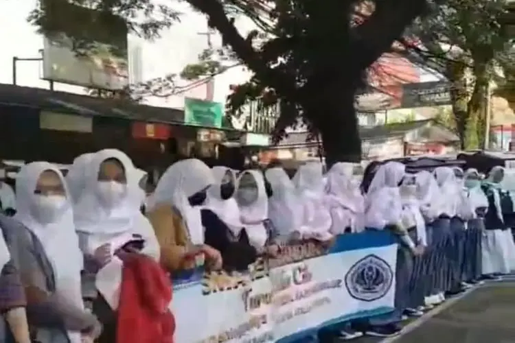 Para Pelajar Putih Abu Berjejer di Jalan Pasteur Iringi Pembawa Jenazah Eril ke Pemakaman