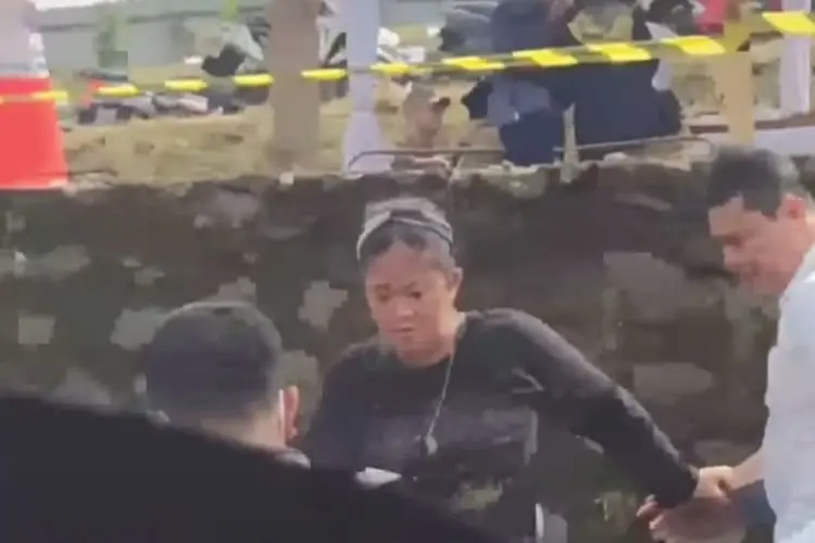 Mbak Rara 'Pawang Hujan' Hadir di Prosesi Pemakaman Eril