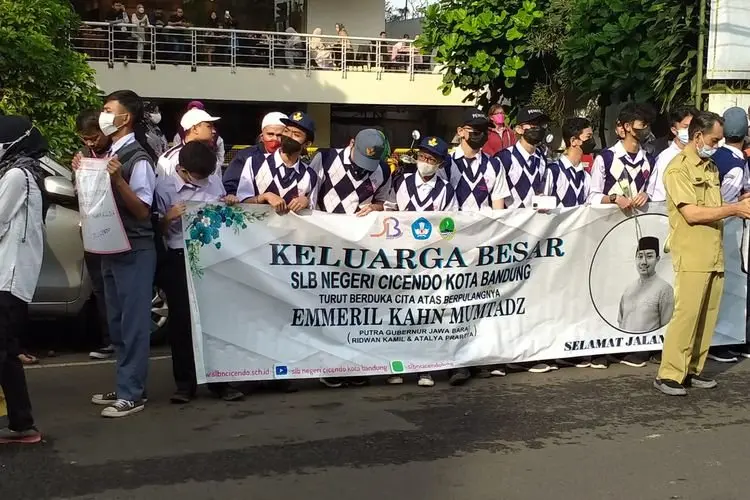 Bentangkan Spanduk Duka Cita dan Berdoa, Para Pelajar SLBN Cicendo Iringi Kepergian Eril ke Pemakaman