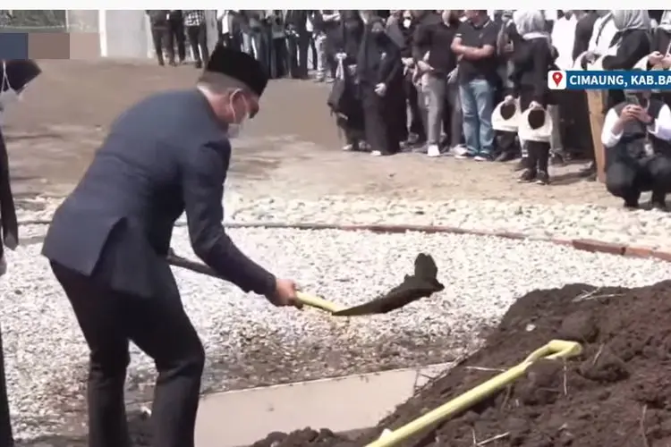 Ridwan Kamil Awali Prosesi Penguburan Peti Jenazah Eril
