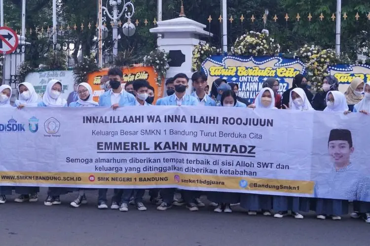Doa Untuk Eril Terus Mengalir, Pelajar SMKN 1 Berikan Rasa Empati Bentangkan Spanduk Duka Cita