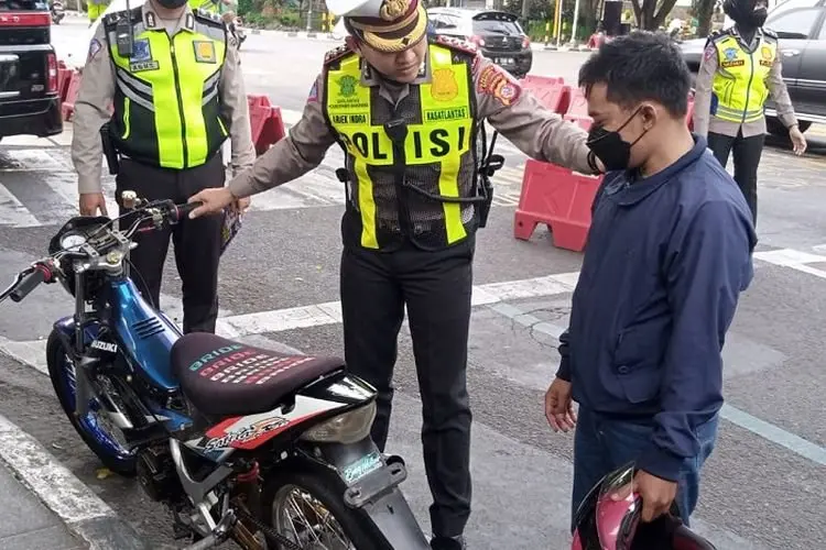 Berknalpot Bising dan Pake HP Saat Berkendara, Bakal Disikat Satlantas Polrestabes Bandung  