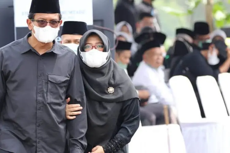 Serba Hitam, Wakil Bupati Garut Helmi Budiman dan Istri Hadiri Pemakaman Eril