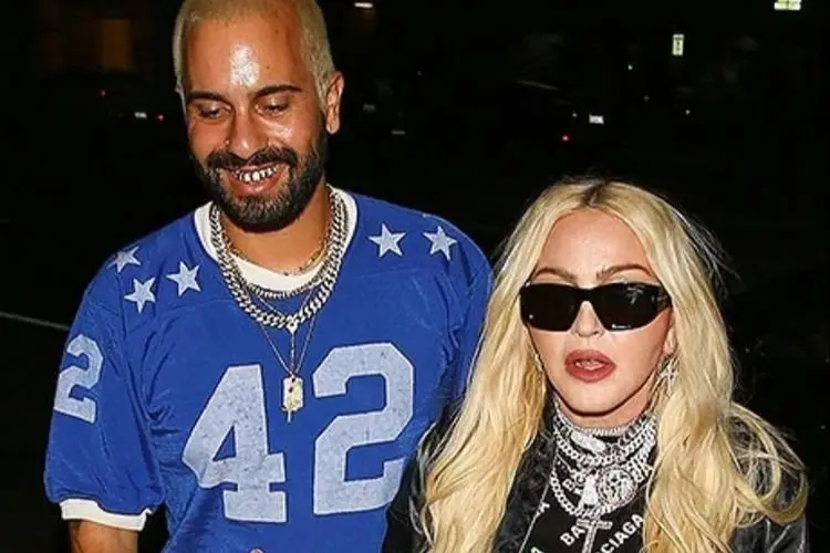 Madonna dan Sang Fotografer Terlihat Bersenang-senang di Hollywood, Ini Gaya Fashion Ciri Khasnya