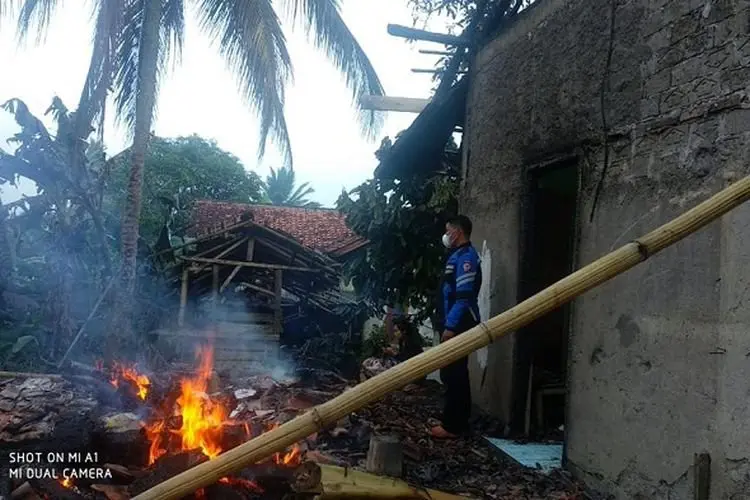 Gegara Korsleting Listrik, Dua Rumah di Cipongkor KBB Ludes Dilalap si Jago Merah