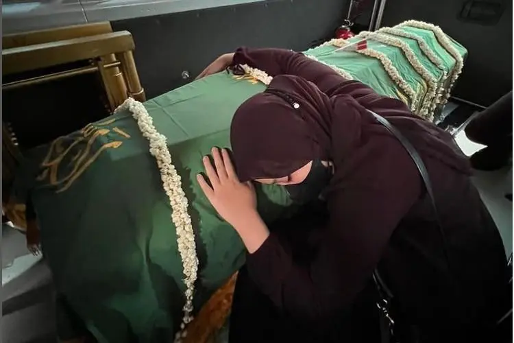 Atalia Praratya Unggah Momen Saat Zara Tertidur di Samping Peti Jenazah Eril: Hati Ibu Mana yang Kuat