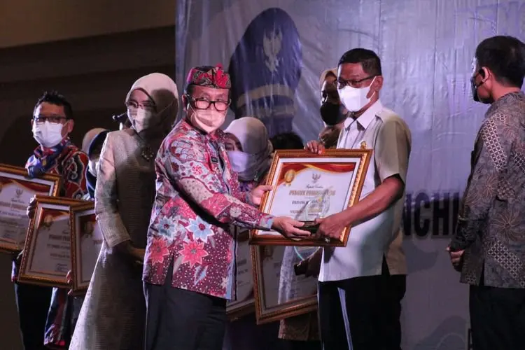Pemkab Cirebon Berikan Apresiasi Kepada Wajib Pajak Teladan 