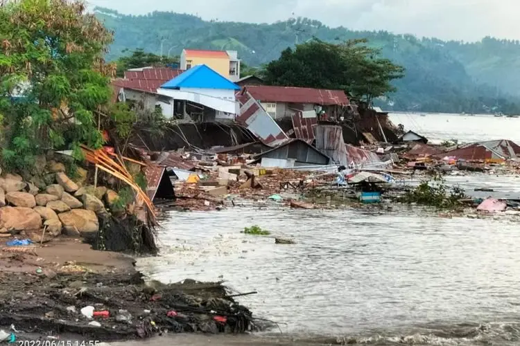 Rumah hingga Jembatan Ambruk di Amurang Akibat Abrasi