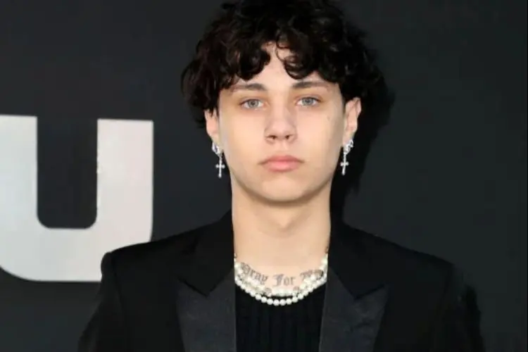 Travis Barker Hadiri Launching Brand Fashion Anaknya, Landon Barker! Keluarga Terlihat Bangga