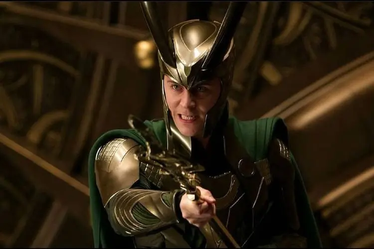 Pemeran Loki dalam Film âThorâ Bertungan dengan Lawan Mainnya di Film? Ini Sosok Wanita Beruntung Itu!