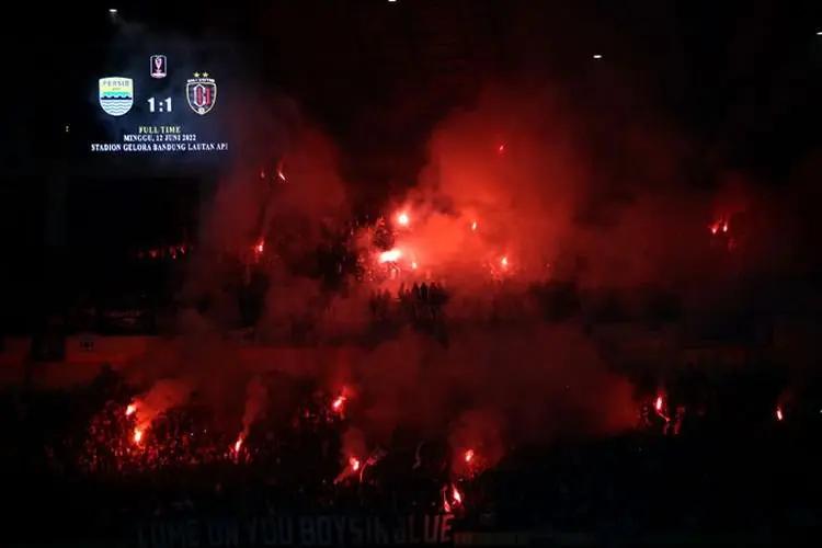 Flare Menyala Lagi di Stadion GBLA, LIB Coret Bandung sebagai Tuan Rumah Piala Presiden 2022