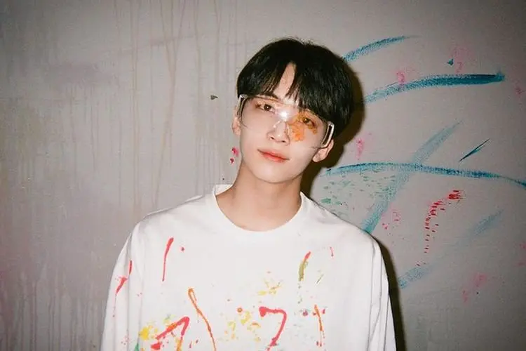 Jeonghan SEVENTEEN Jalani Operasi Sikut, Akan Gunakan Gips dan Penyanggah saat Tur Dunia