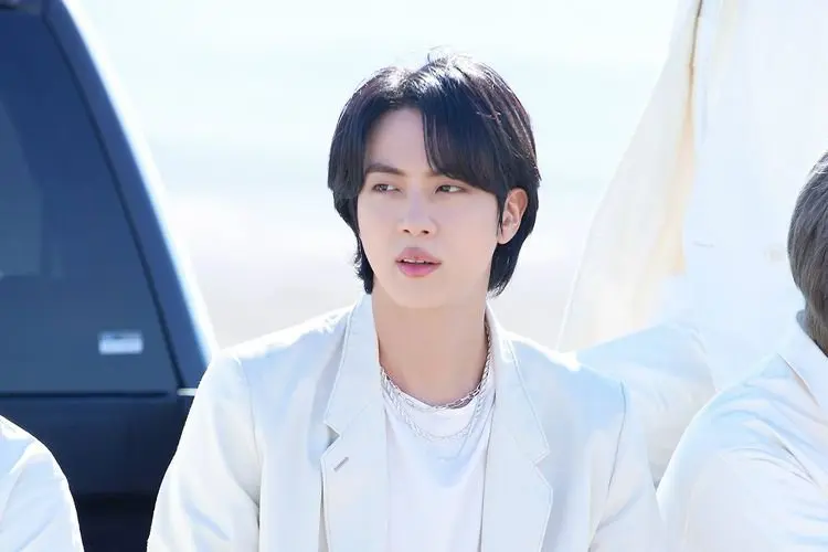 ARMY Curiga BTS Mungkin Telah Spill Rahasia Kehidupan Percintaan Jin dengan Rumah 'Pengantin Baru'