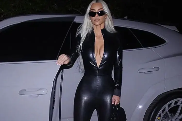 Gokil! Gaya Fashion dan Mobil Super Mahal Kim Kardashian Jadi Sorotan di Los Angeles!