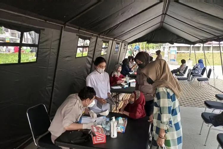 Polresta Bogor Gelar Bhakti Kesehatan, Obati dan Vaksinasi Nenek Usia 82 Tahun