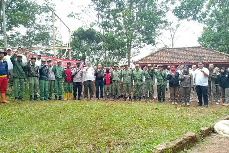 Mumpung Momentum Hari Jadi KBB ke-15, Satpol PP Bebersih Curug Malela