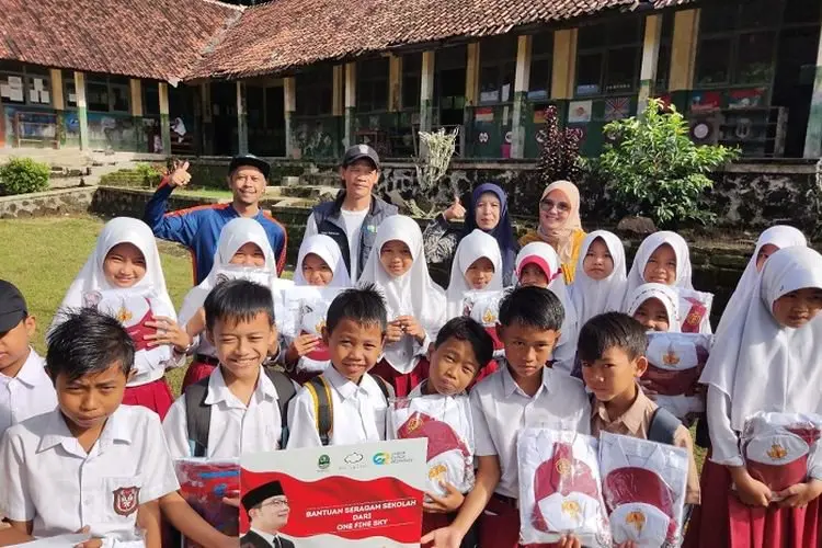 Sempat Akan Tertimpa Balok di Kelas, Siswa SD Negeri Salenggang Mendapat Tenda Darurat Dari JQR dan Eiger