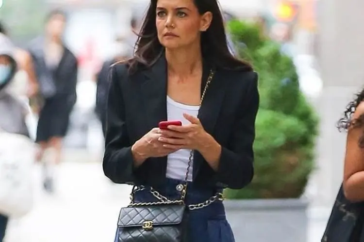 Penampilan Katie Holmes di New York Bikin Takjub! Merek Tas Chanel Harga Selangit Digunakannya