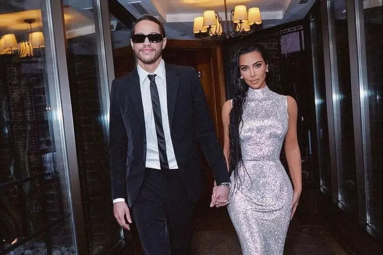 Makin Mesra! Ini Foto Kim Kardashian dan Pete Davidson Saat Liburan ke Tahiti