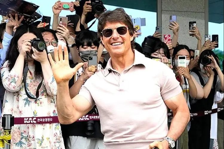 Tom Cruise Tampak Ceria Sapa Penggemar di Korea Selatan! Simak Juga Beberapa Adegannya Berikut Ini
