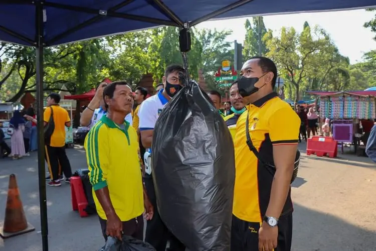 Lomba Memungut Sampah Polresta Cirebon, Diserbu Warga