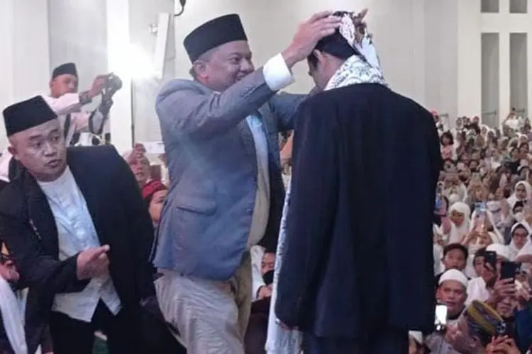 Hadiri Tabligh Akbar, UAS Dihadiahi Iket Sunda dari Tokoh Jonggol Bogor Mulyadi