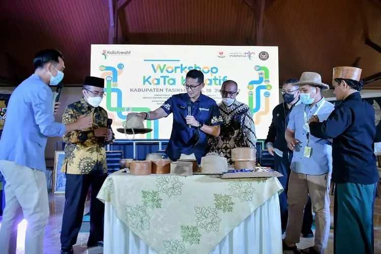 Kunjungi Tasikmalaya, Sandiaga Uno Jadi Pembeli Pertama Karya Teman Tuna Rungu