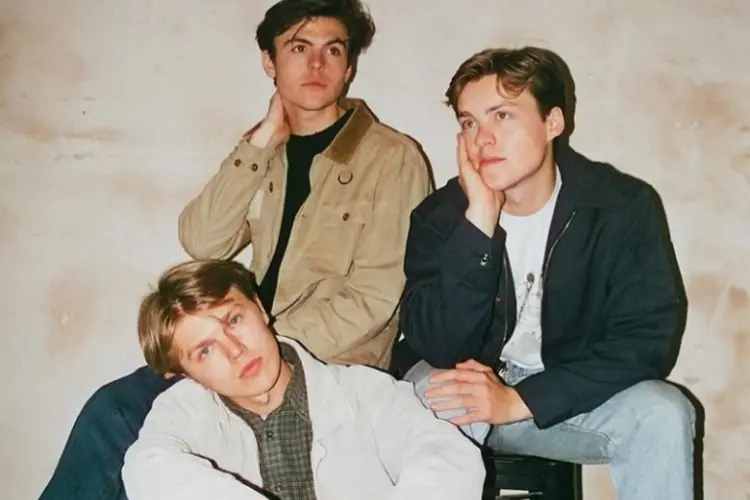Lirik Laguââ Girl Who Does Both â New Hope Club