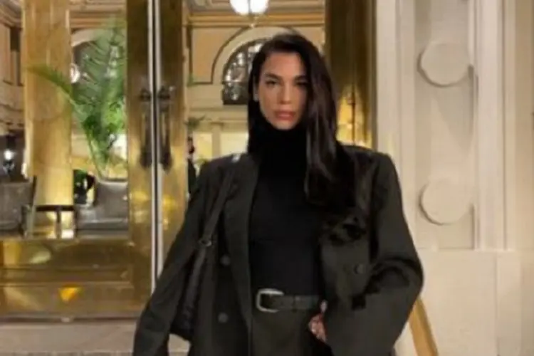 Gaya Fashion Dua Lipa Saat Kumpul-Kumpul Bersama Teman, Penggemar: Good Relationship!