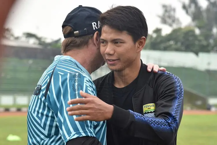 Tragedi GBLA Sempat Mengganggu, Achmad Jufriyanto Fokus Bawa Persib Juara Grup Piala Presiden 2022