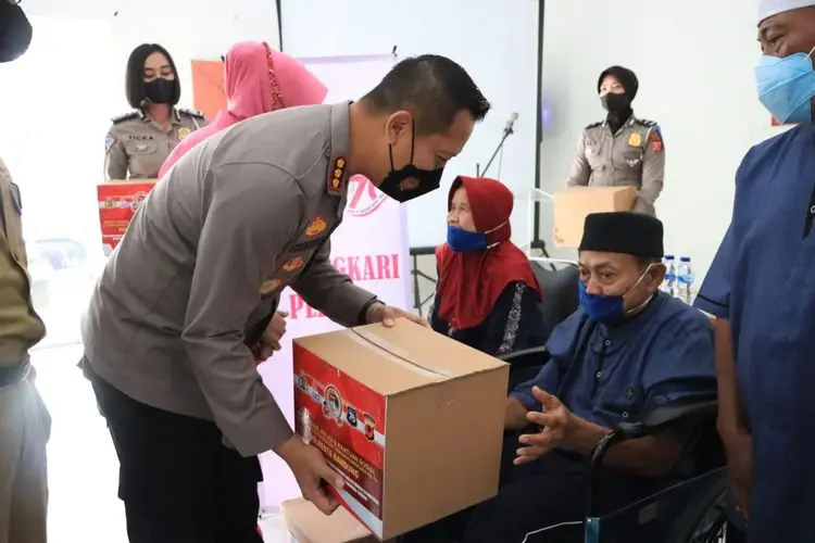 Sambut Hari Bhayangkara Ke-76, Polresta Bandung Bagikan Sembako