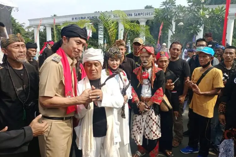 Meriahkan HJB 2022, Budayawan 'Ngumbah' Tugu Kujang