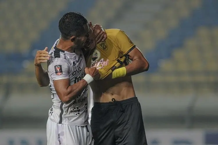 Kandas di Piala Presiden, Aji Santoso Langsung Gelar TC untuk Persebaya