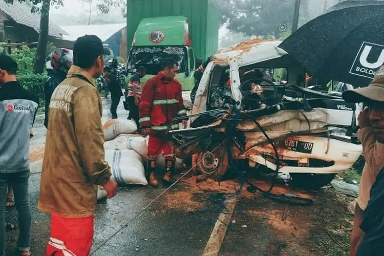 Dramatis, Begini Penyelamatan Sopir Pikap di Cipatat yang Terhimpit dalam Kecelakaan
