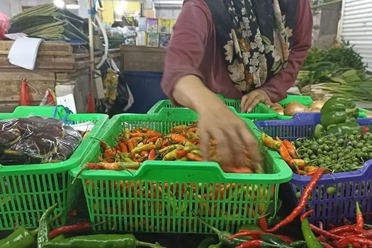 Pedagang di Pasar Kosambi Menjerit, Harga Cabai Terus Meroket